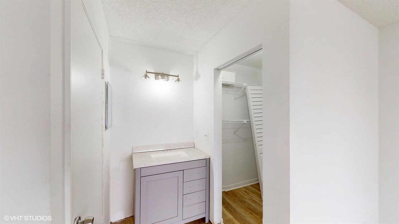 For Sale: $190,000 (1 beds, 1 baths, 728 Square Feet)