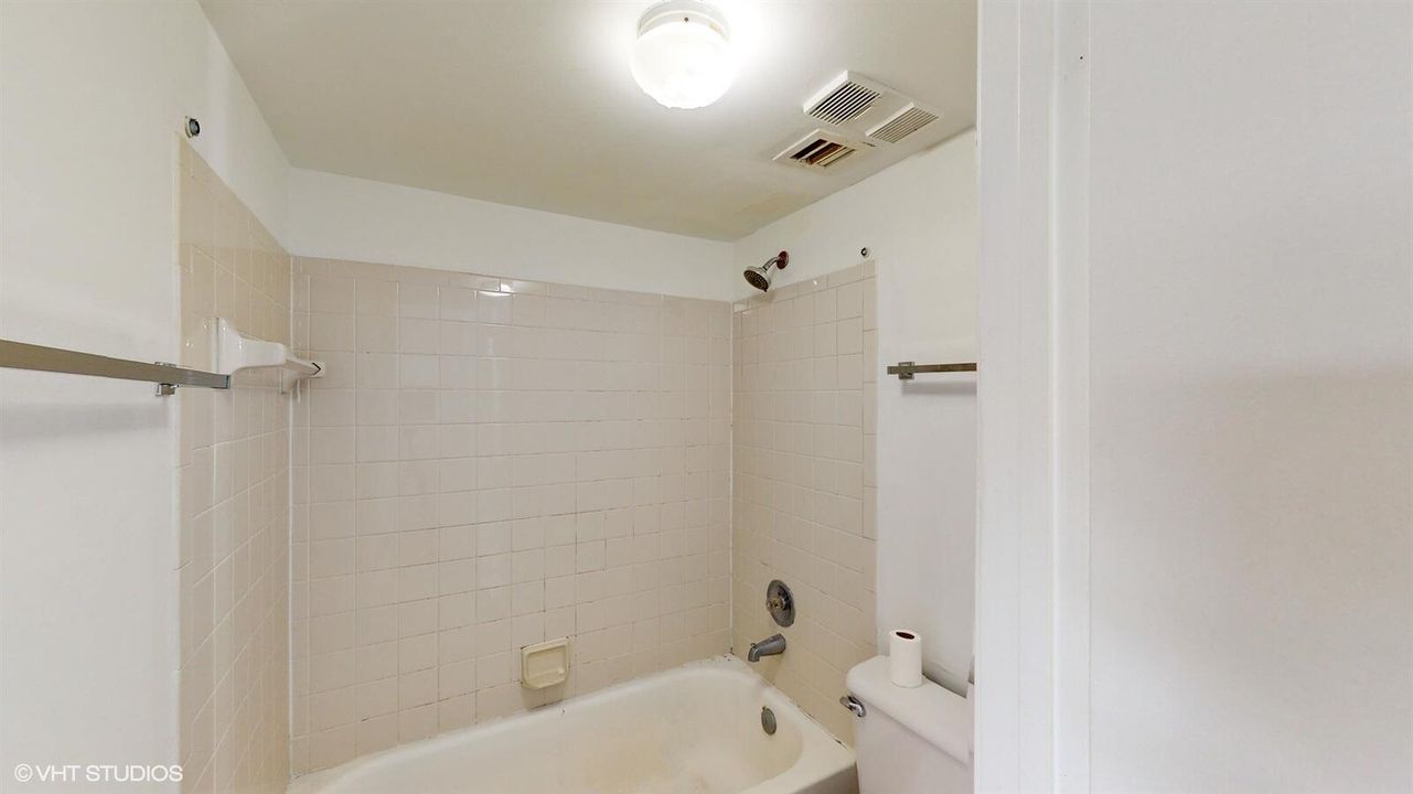 For Sale: $190,000 (1 beds, 1 baths, 728 Square Feet)