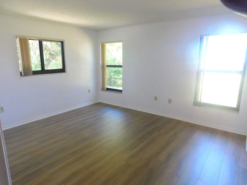 For Sale: $345,000 (3 beds, 2 baths, 1614 Square Feet)