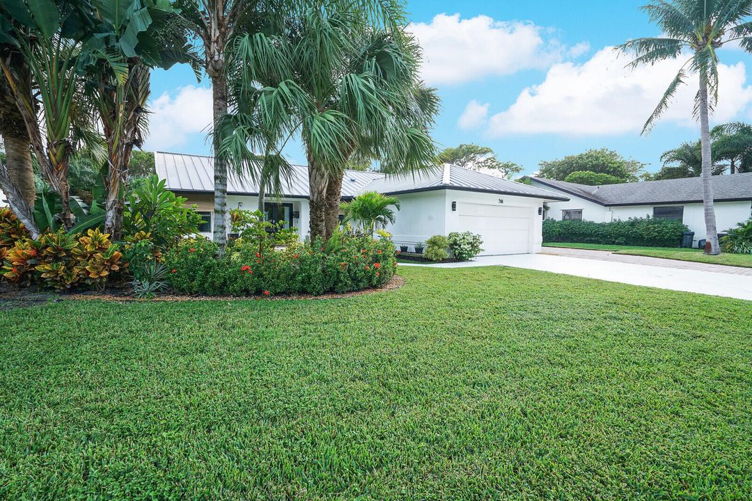 For Sale: $1,989,000 (5 beds, 3 baths, 2263 Square Feet)