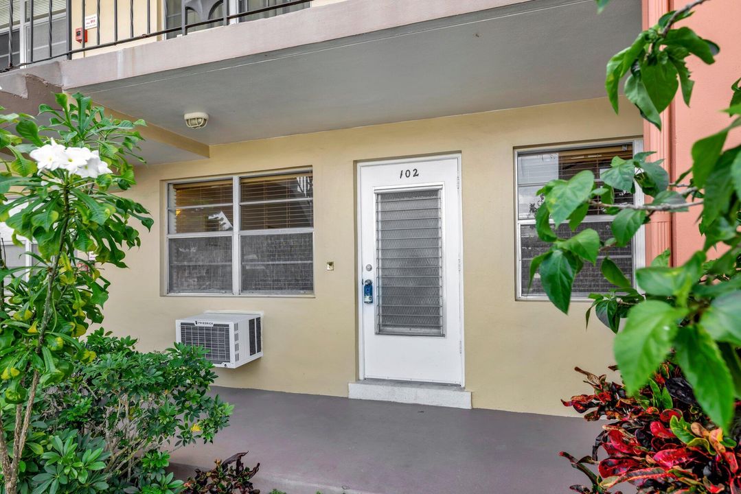 Active With Contract: $159,900 (2 beds, 1 baths, 800 Square Feet)