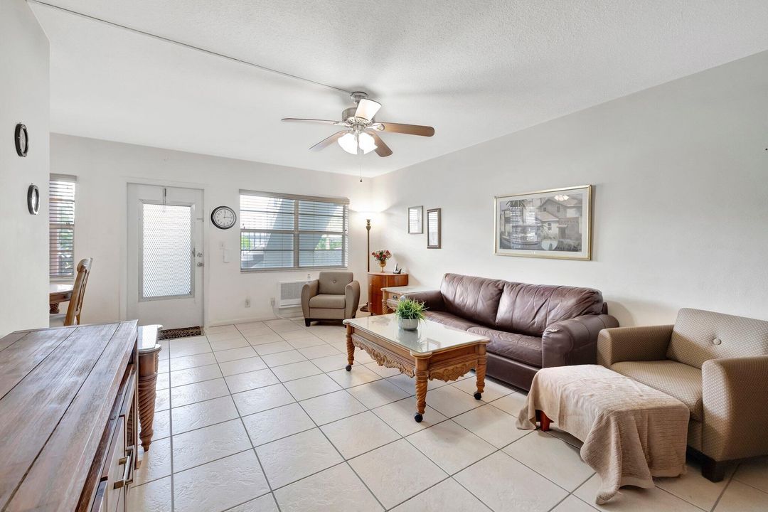 Active With Contract: $159,900 (2 beds, 1 baths, 800 Square Feet)