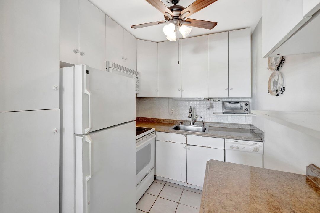 Active With Contract: $159,900 (2 beds, 1 baths, 800 Square Feet)