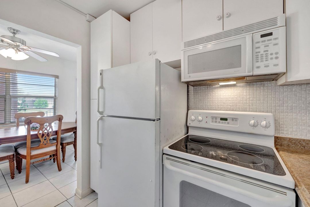 Active With Contract: $159,900 (2 beds, 1 baths, 800 Square Feet)