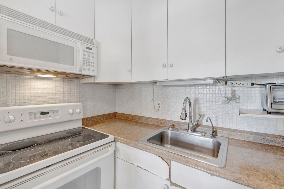 Active With Contract: $159,900 (2 beds, 1 baths, 800 Square Feet)