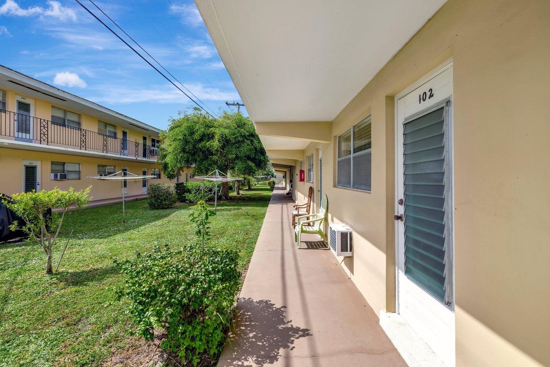 Active With Contract: $159,900 (2 beds, 1 baths, 800 Square Feet)