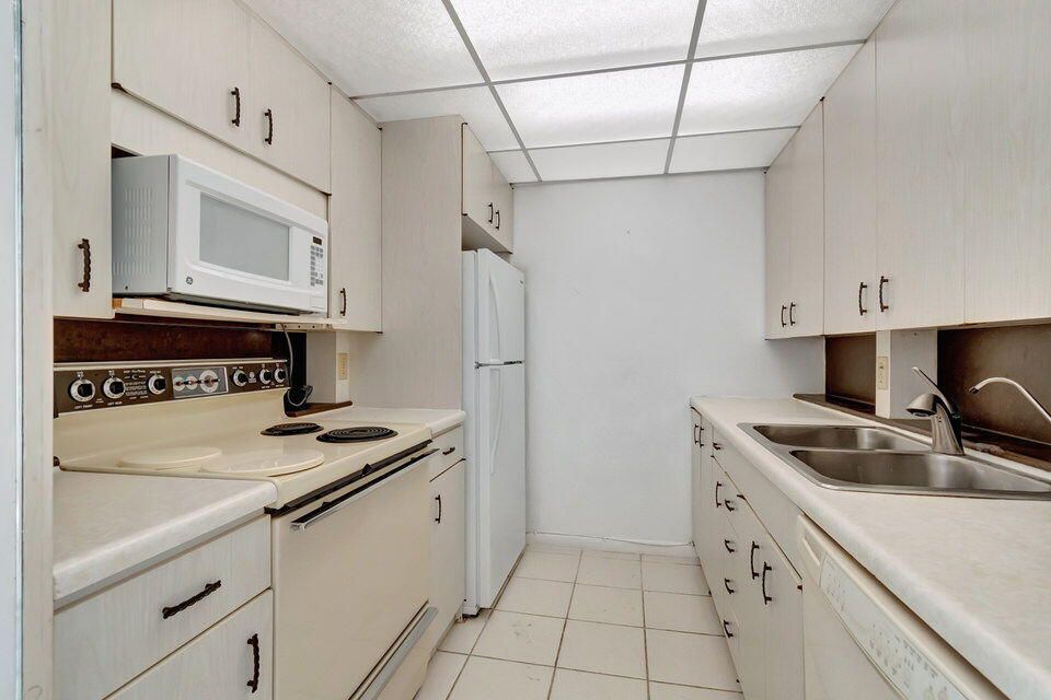 For Sale: $119,900 (1 beds, 1 baths, 798 Square Feet)