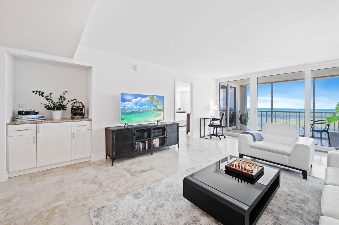 For Sale: $1,050,000 (2 beds, 2 baths, 1295 Square Feet)