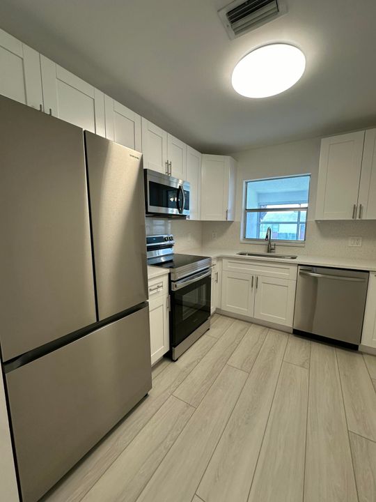 For Sale: $225,000 (1 beds, 1 baths, 968 Square Feet)