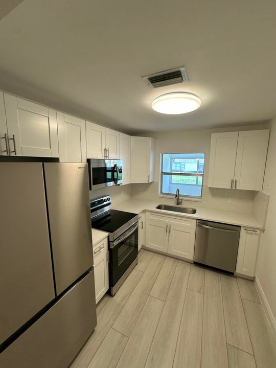 For Sale: $225,000 (1 beds, 1 baths, 968 Square Feet)