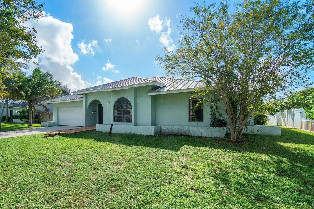 Active With Contract: $999,888 (3 beds, 2 baths, 2013 Square Feet)