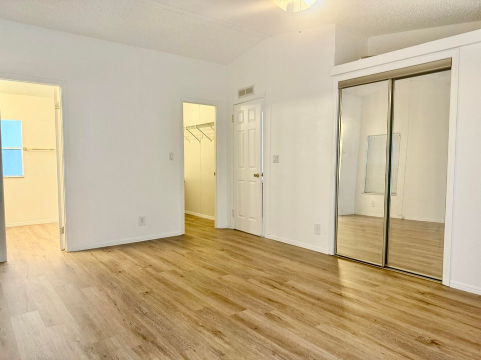 Active With Contract: $169,000 (2 beds, 2 baths, 1181 Square Feet)