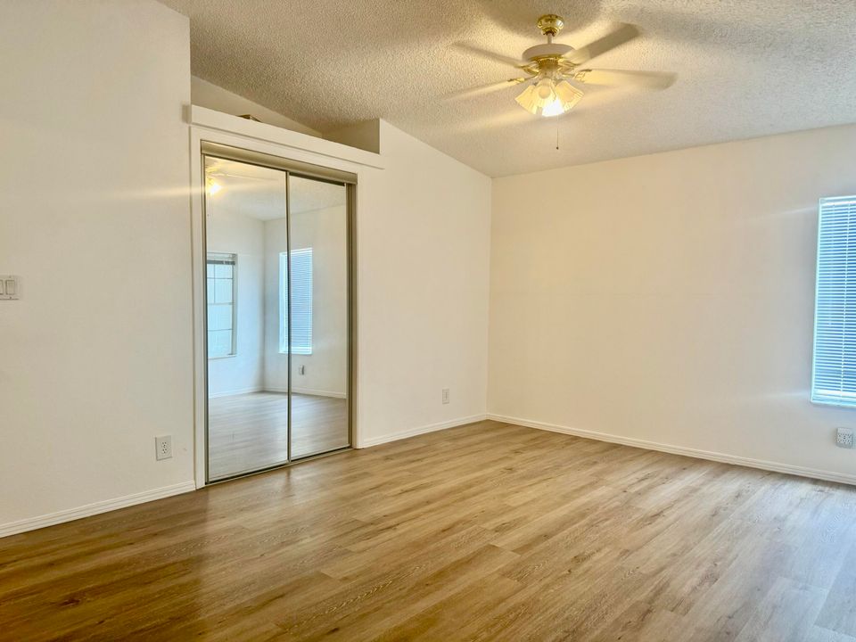 Active With Contract: $169,000 (2 beds, 2 baths, 1181 Square Feet)