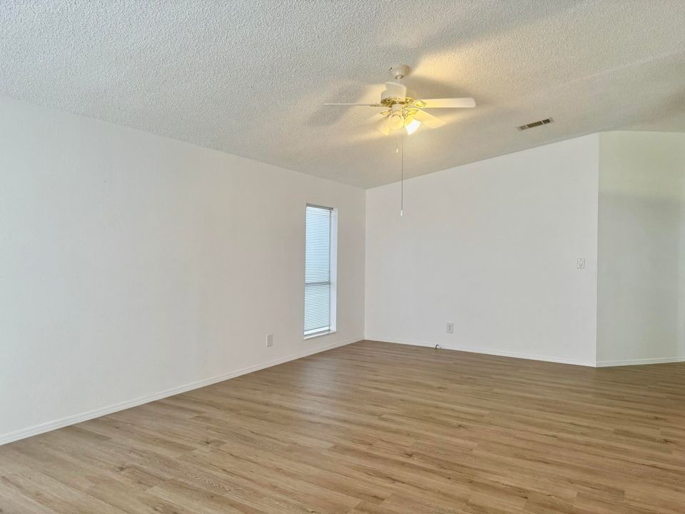 Active With Contract: $169,000 (2 beds, 2 baths, 1181 Square Feet)