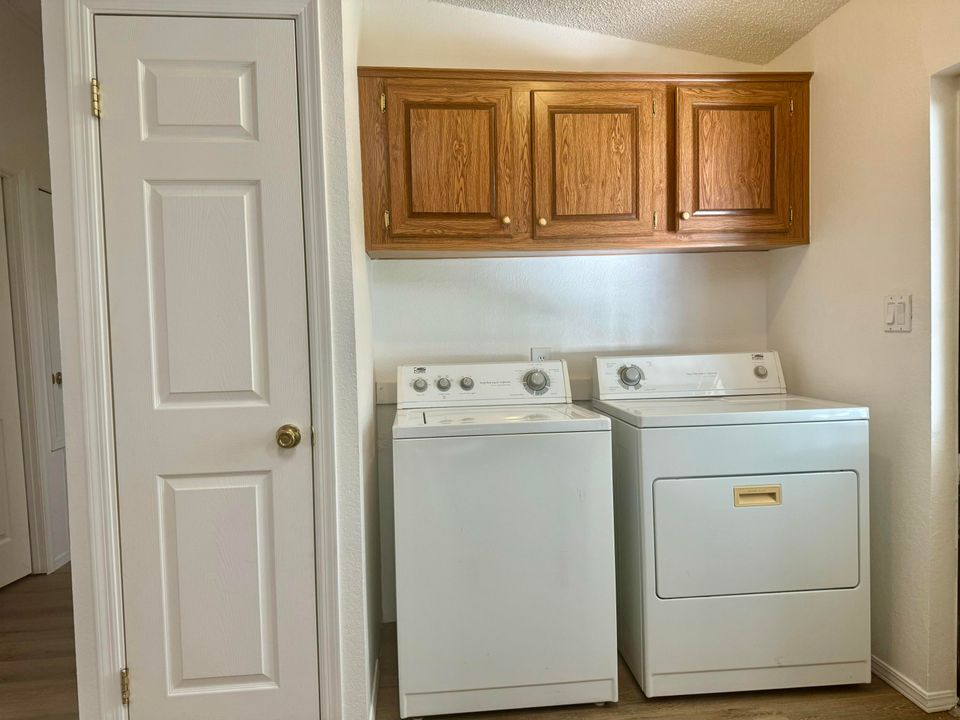 Active With Contract: $169,000 (2 beds, 2 baths, 1181 Square Feet)