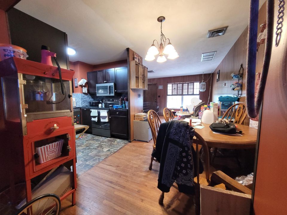 For Sale: $225,000 (2 beds, 1 baths, 999 Square Feet)