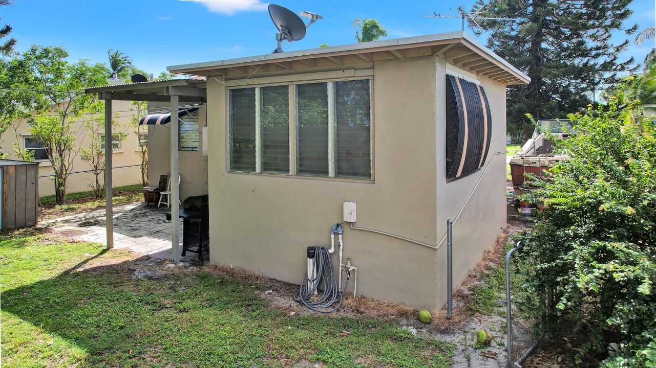 For Sale: $329,900 (2 beds, 1 baths, 941 Square Feet)