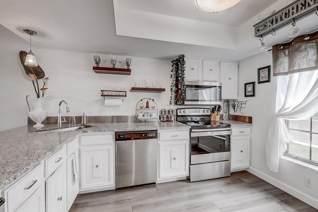 For Sale: $274,900 (2 beds, 2 baths, 1230 Square Feet)