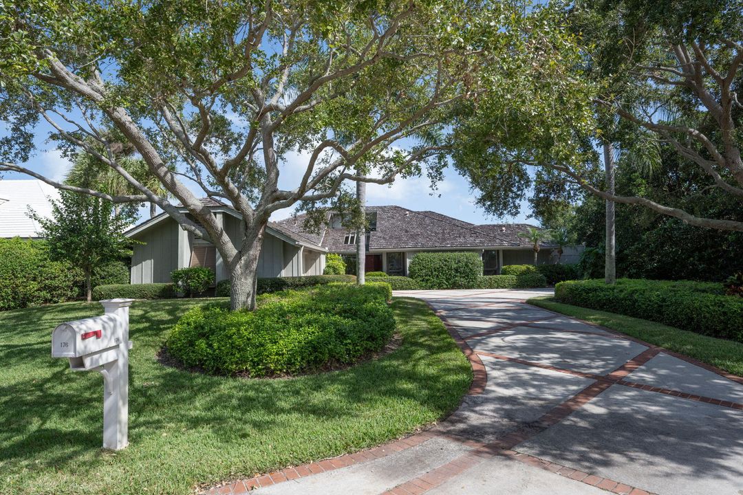 For Sale: $2,250,000 (3 beds, 2 baths, 2601 Square Feet)