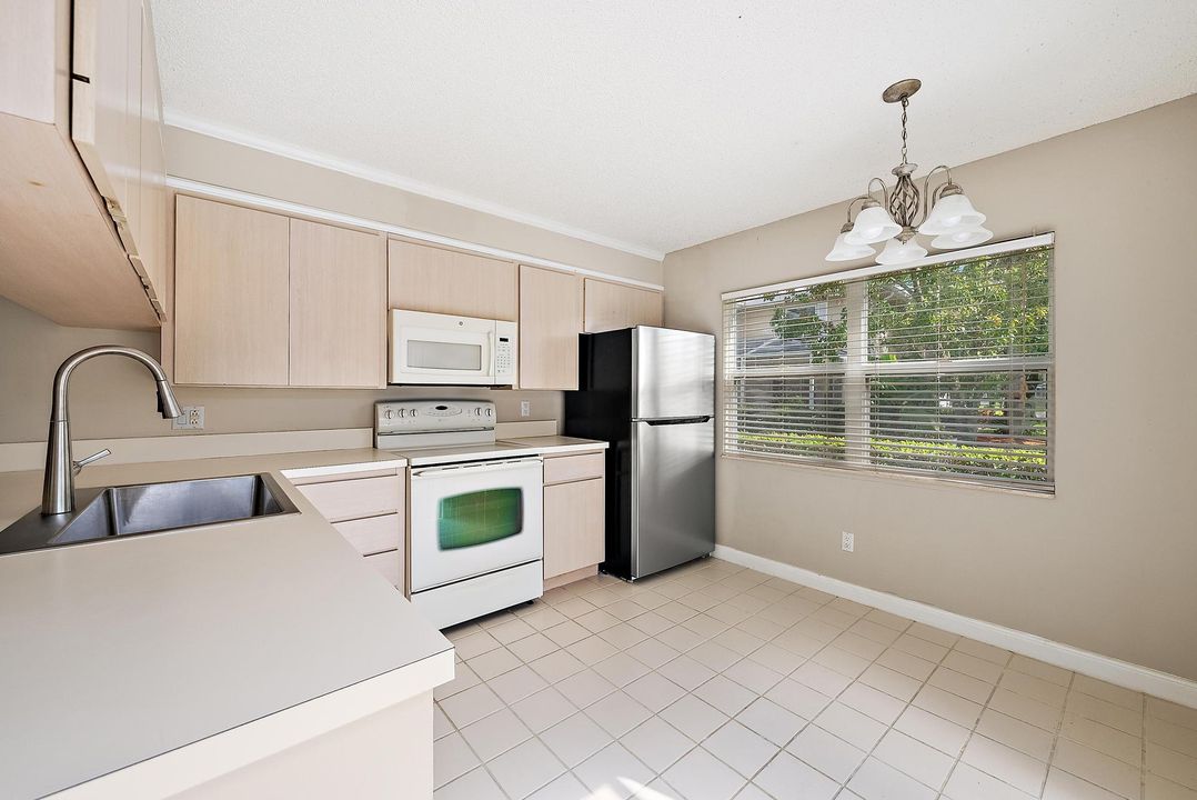 For Sale: $295,500 (2 beds, 2 baths, 1374 Square Feet)