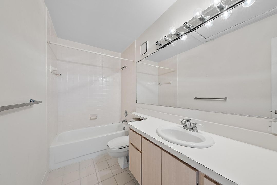 For Sale: $295,500 (2 beds, 2 baths, 1374 Square Feet)