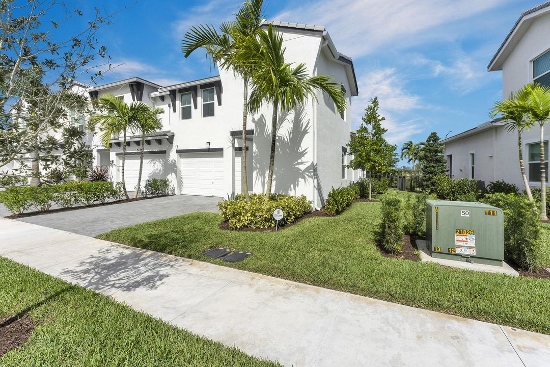 For Sale: $529,000 (3 beds, 2 baths, 1669 Square Feet)