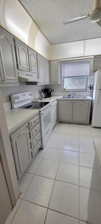 For Sale: $195,000 (1 beds, 1 baths, 740 Square Feet)