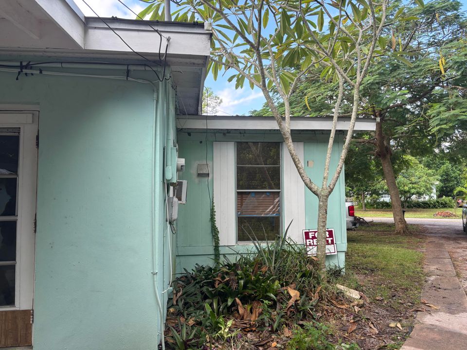 For Sale: $240,000 (3 beds, 1 baths, 802 Square Feet)