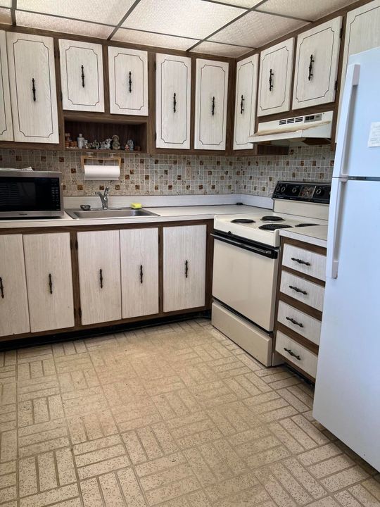 For Sale: $125,000 (2 beds, 2 baths, 910 Square Feet)