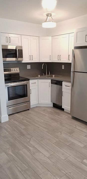 For Sale: $195,000 (1 beds, 1 baths, 610 Square Feet)