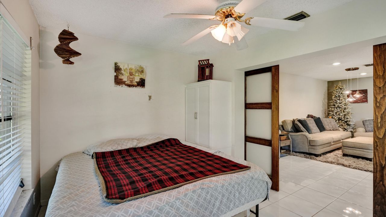 For Sale: $182,000 (1 beds, 2 baths, 1092 Square Feet)