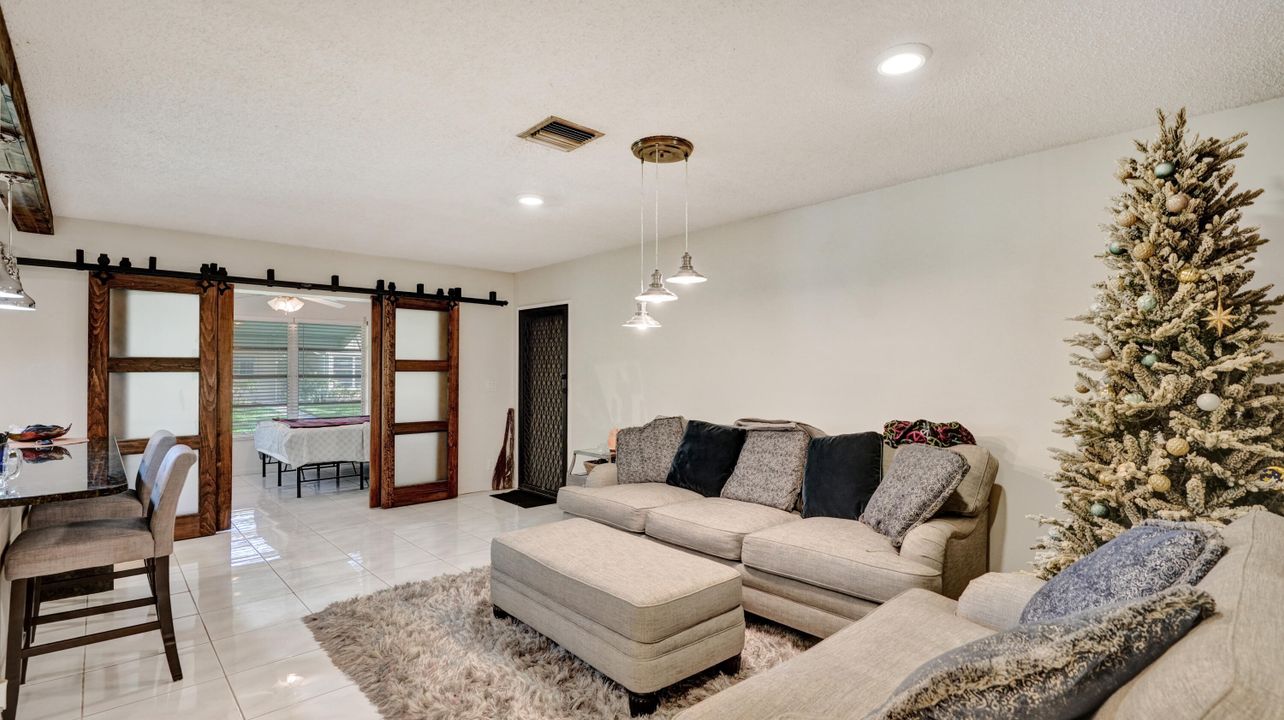 For Sale: $182,000 (1 beds, 2 baths, 1092 Square Feet)