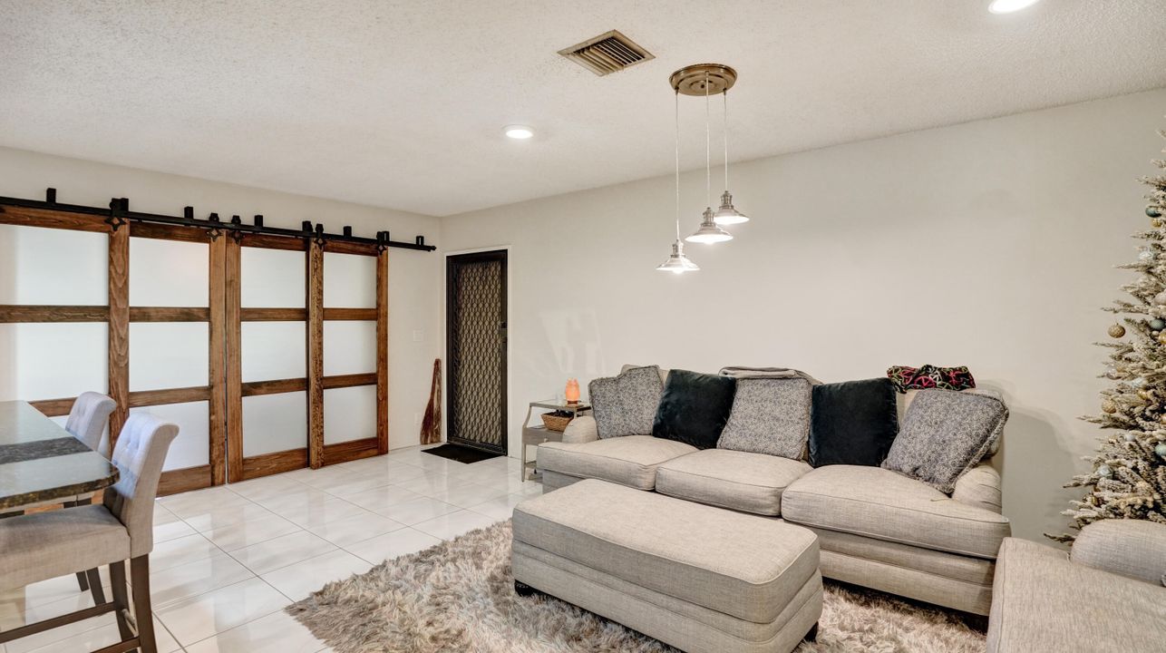 For Sale: $182,000 (1 beds, 2 baths, 1092 Square Feet)