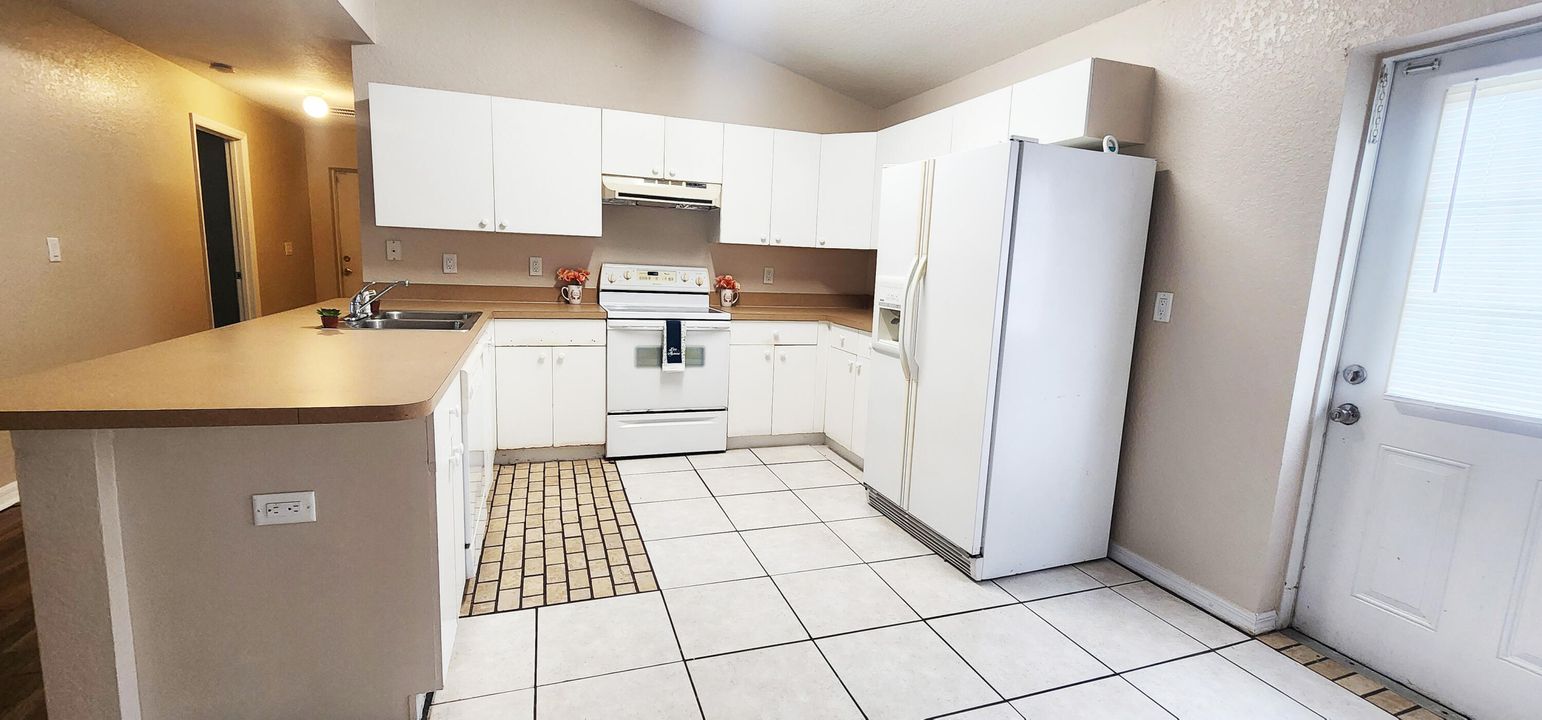 For Sale: $267,000 (3 beds, 2 baths, 1100 Square Feet)