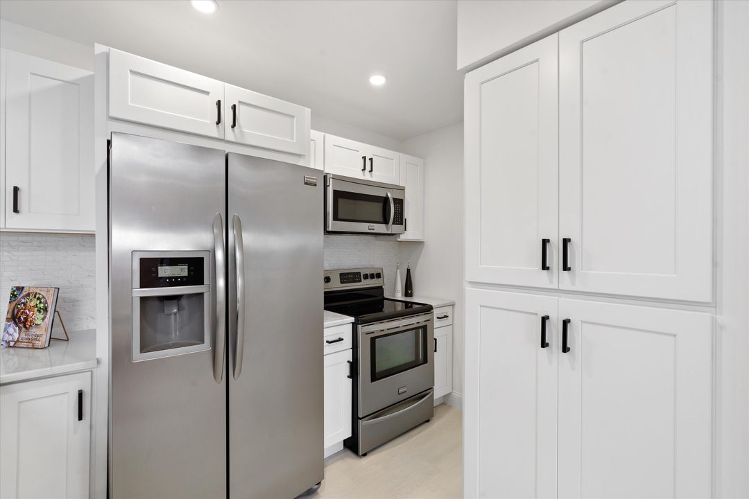 For Sale: $250,000 (2 beds, 2 baths, 1064 Square Feet)