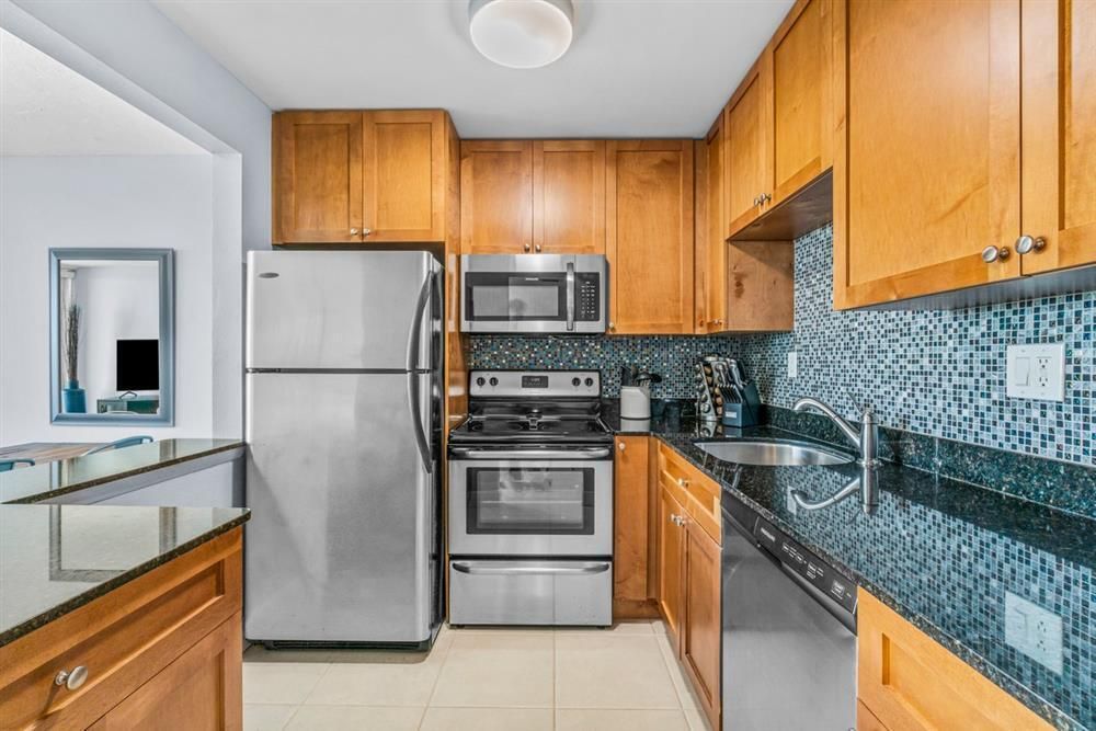 For Sale: $269,000 (1 beds, 1 baths, 725 Square Feet)