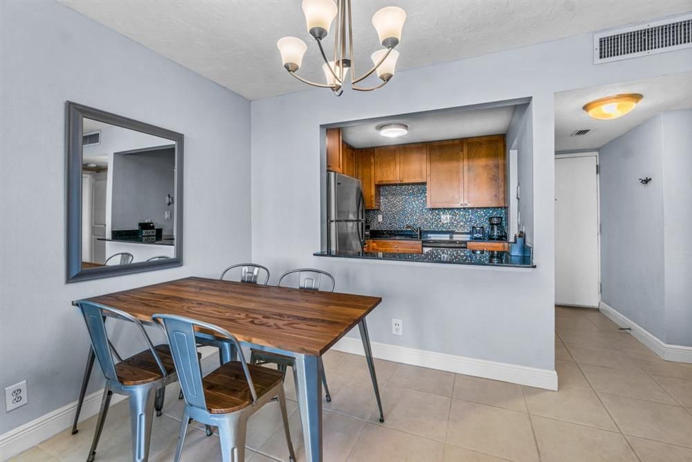 For Sale: $269,000 (1 beds, 1 baths, 725 Square Feet)