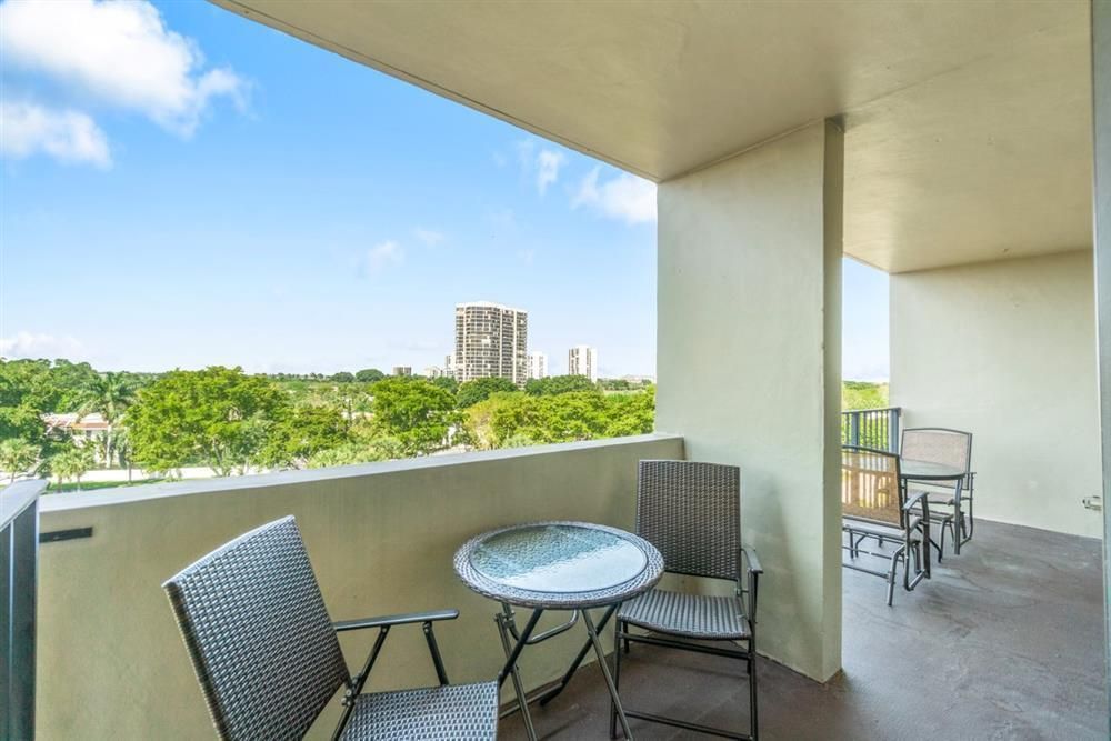 For Sale: $269,000 (1 beds, 1 baths, 725 Square Feet)