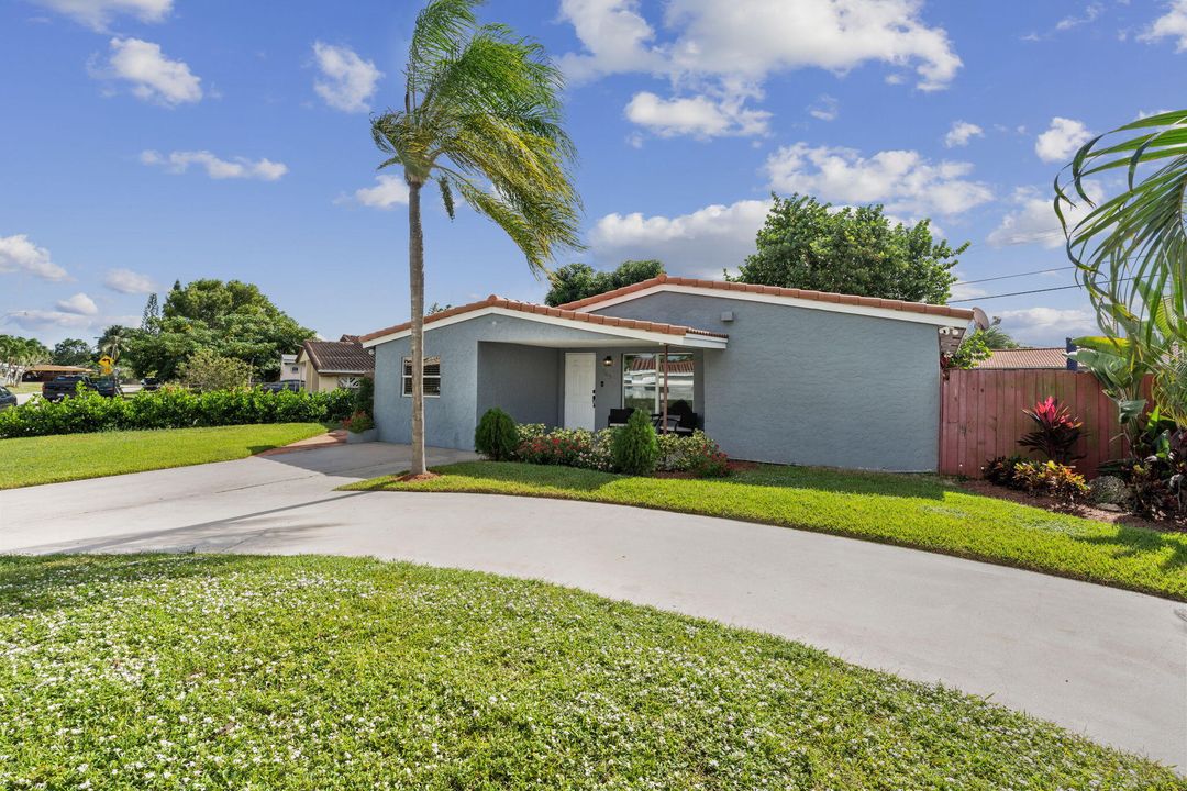 For Sale: $600,000 (3 beds, 2 baths, 1225 Square Feet)