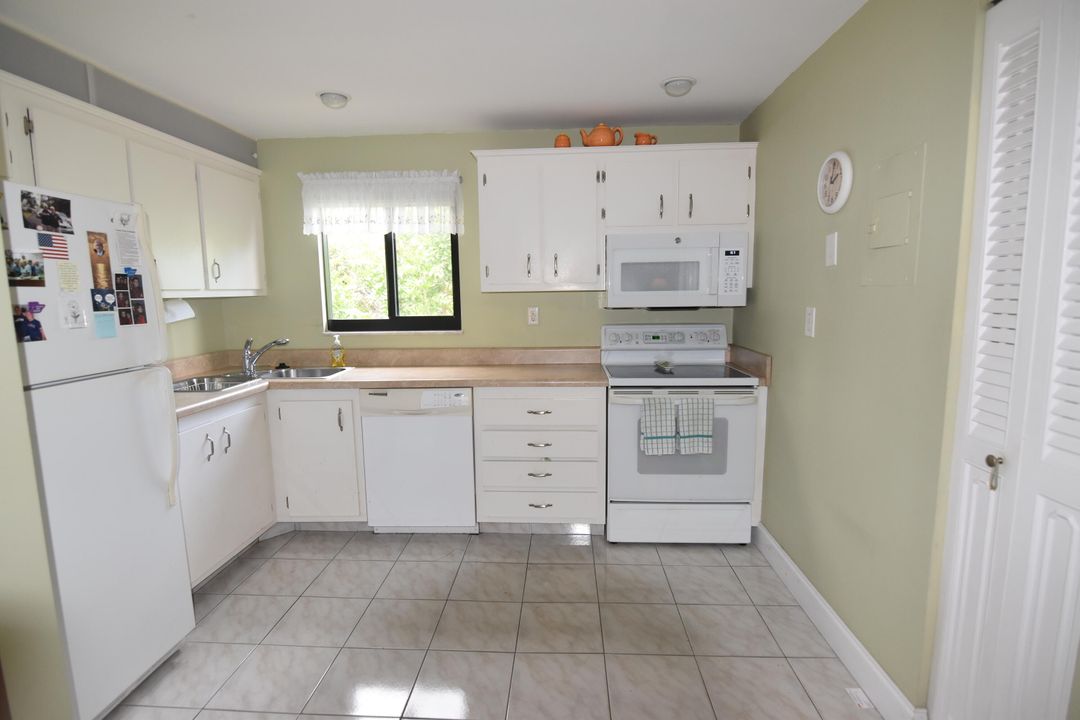 For Sale: $269,000 (2 beds, 2 baths, 870 Square Feet)