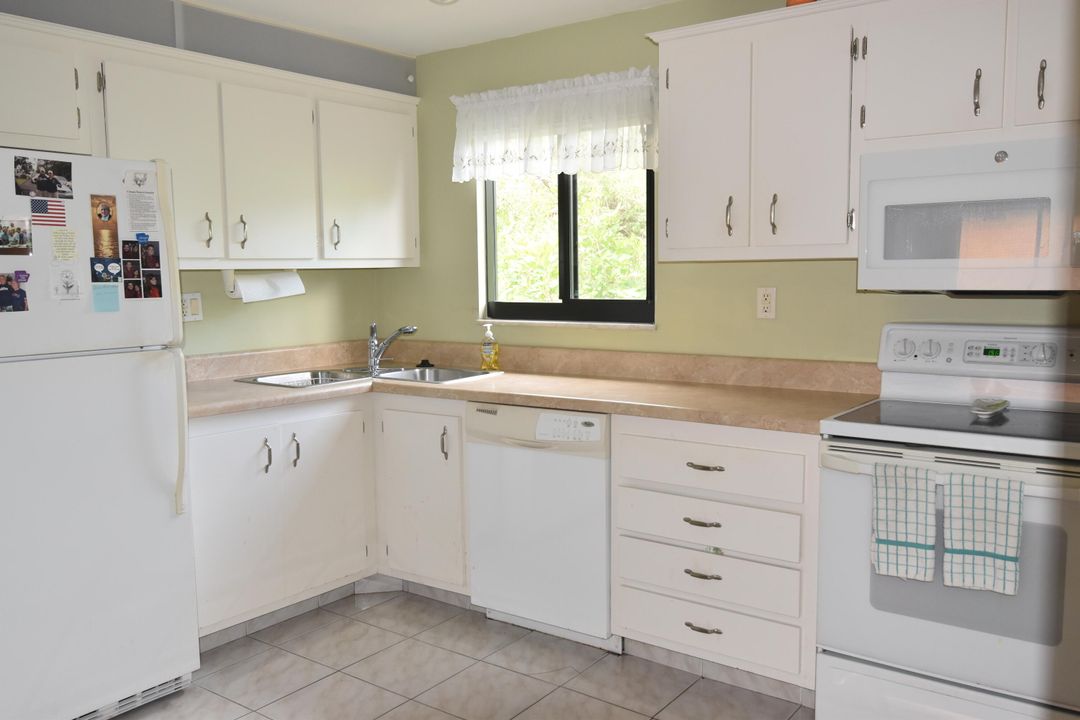 For Sale: $269,000 (2 beds, 2 baths, 870 Square Feet)