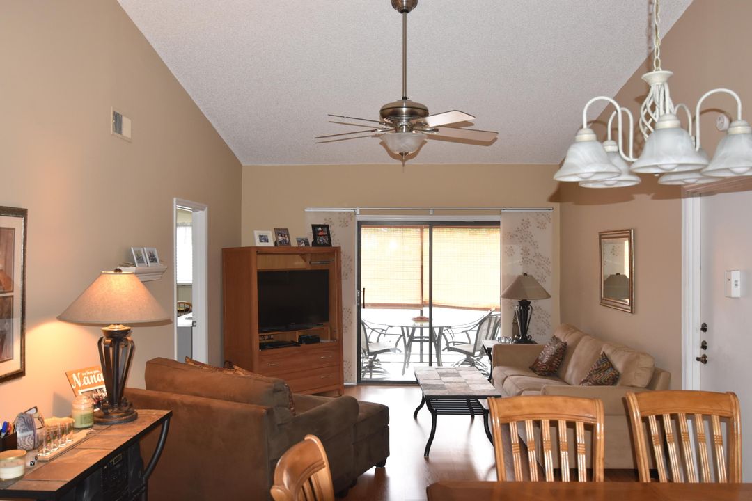 For Sale: $269,000 (2 beds, 2 baths, 870 Square Feet)