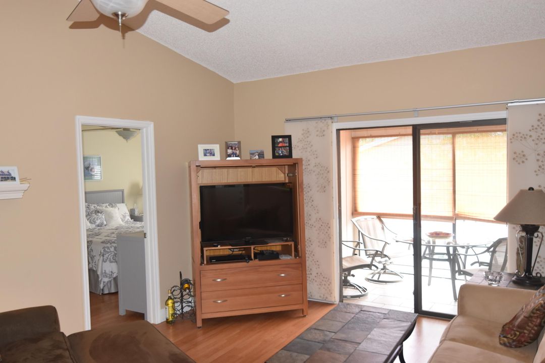 For Sale: $269,000 (2 beds, 2 baths, 870 Square Feet)