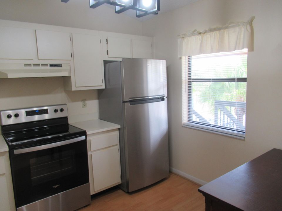 Active With Contract: $1,850 (2 beds, 2 baths, 958 Square Feet)