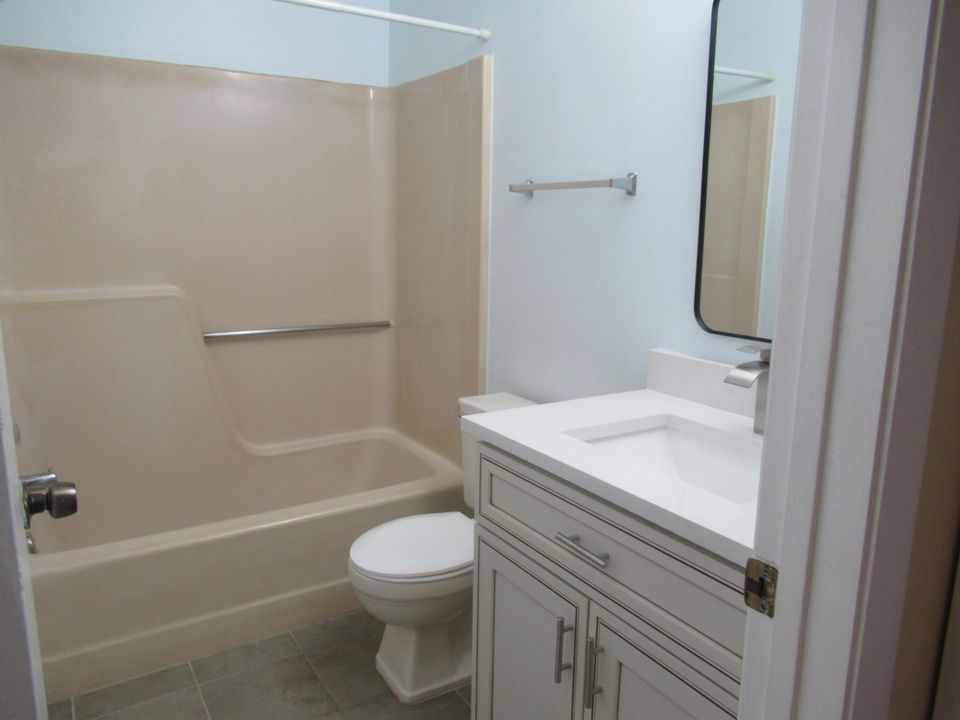 Active With Contract: $1,850 (2 beds, 2 baths, 958 Square Feet)