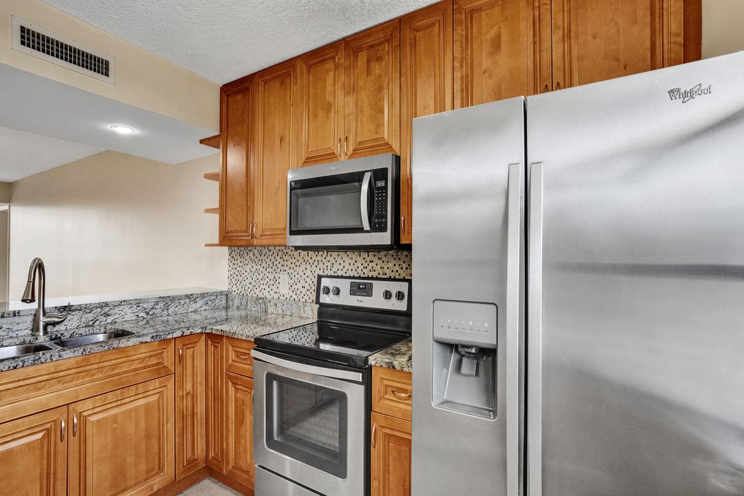 For Sale: $243,700 (2 beds, 2 baths, 1437 Square Feet)