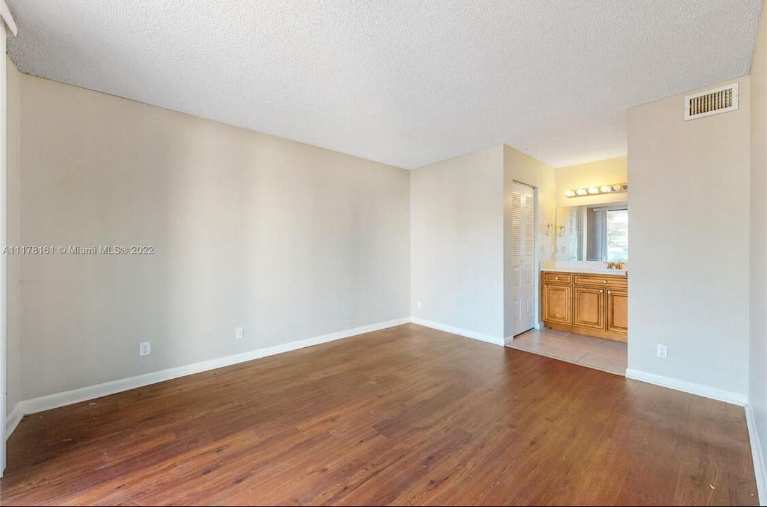 For Sale: $225,000 (1 beds, 1 baths, 502 Square Feet)