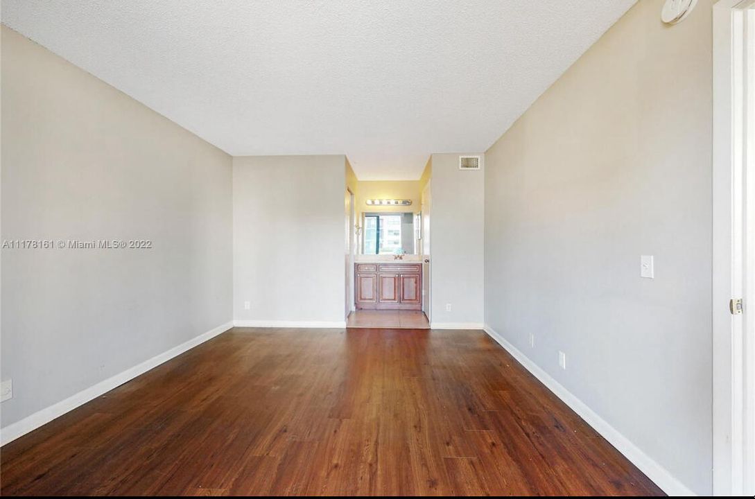 For Sale: $225,000 (1 beds, 1 baths, 502 Square Feet)