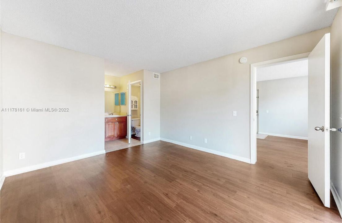 For Sale: $225,000 (1 beds, 1 baths, 502 Square Feet)