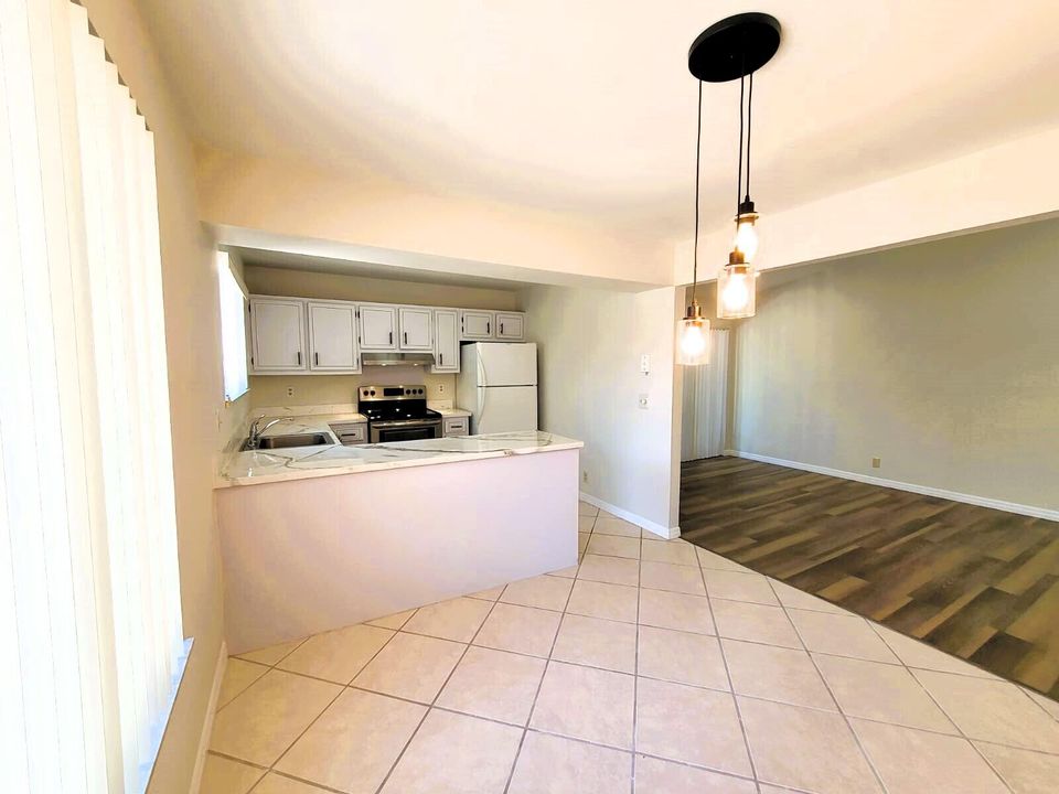 For Rent: $2,250 (2 beds, 1 baths, 862 Square Feet)